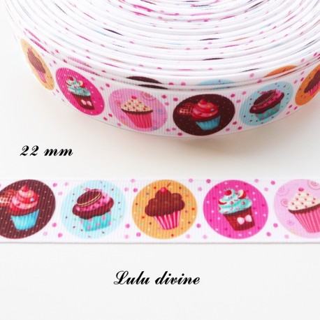 Ruban gros grain blanc à pois rose Gâteau Cupcake dans médaillon de 22 mm