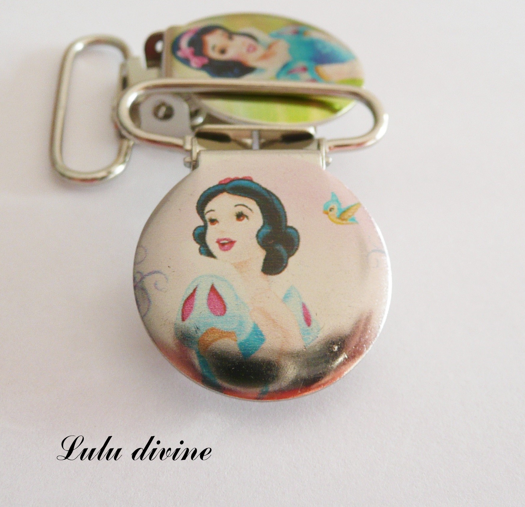 Pince Bretelle Attache Tétine Doudou Métal Blanche Neige Oiseau Bleu Qui Vol Passant De 25 Mm