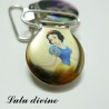 Pince 25 mm : Jaune Blanche neige tient sa robe à une main